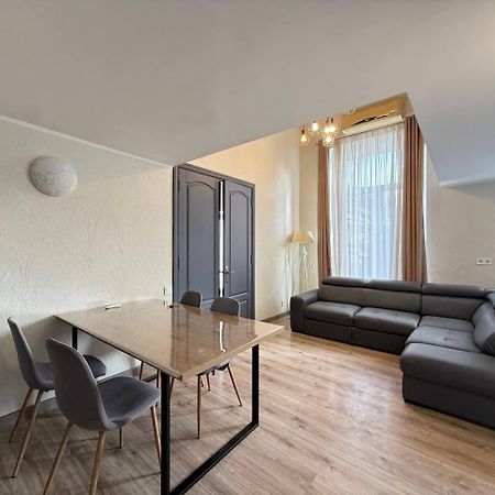 18 Deribasivska Street Jacuzzi Apartment Odessa Dış mekan fotoğraf